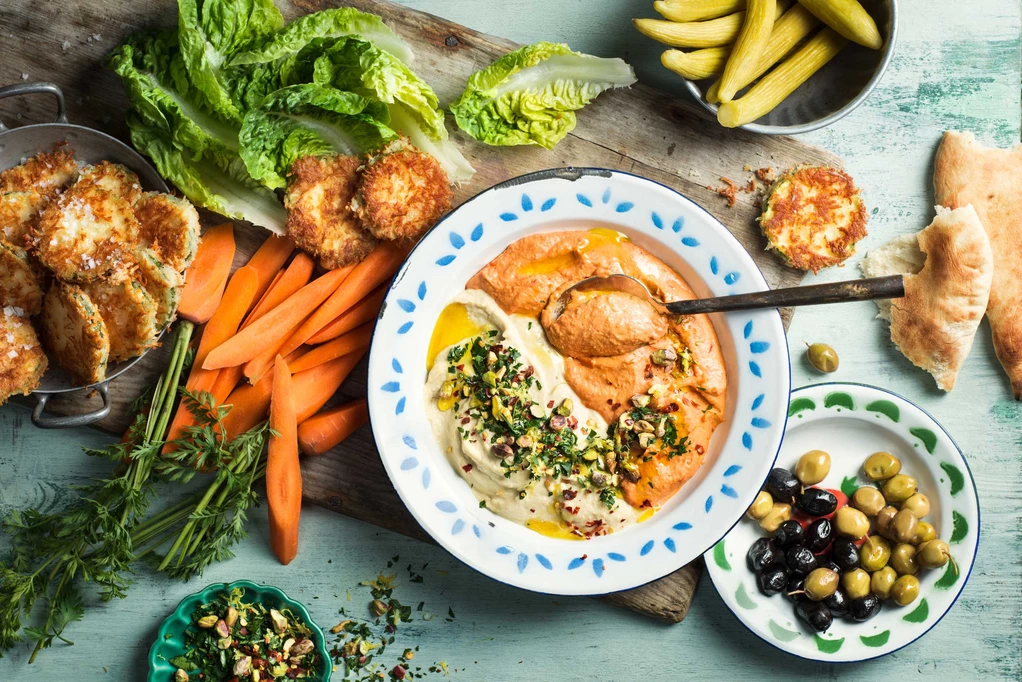 Hummustallrik med två sorters hummus och halloumistekt zucchini recept.