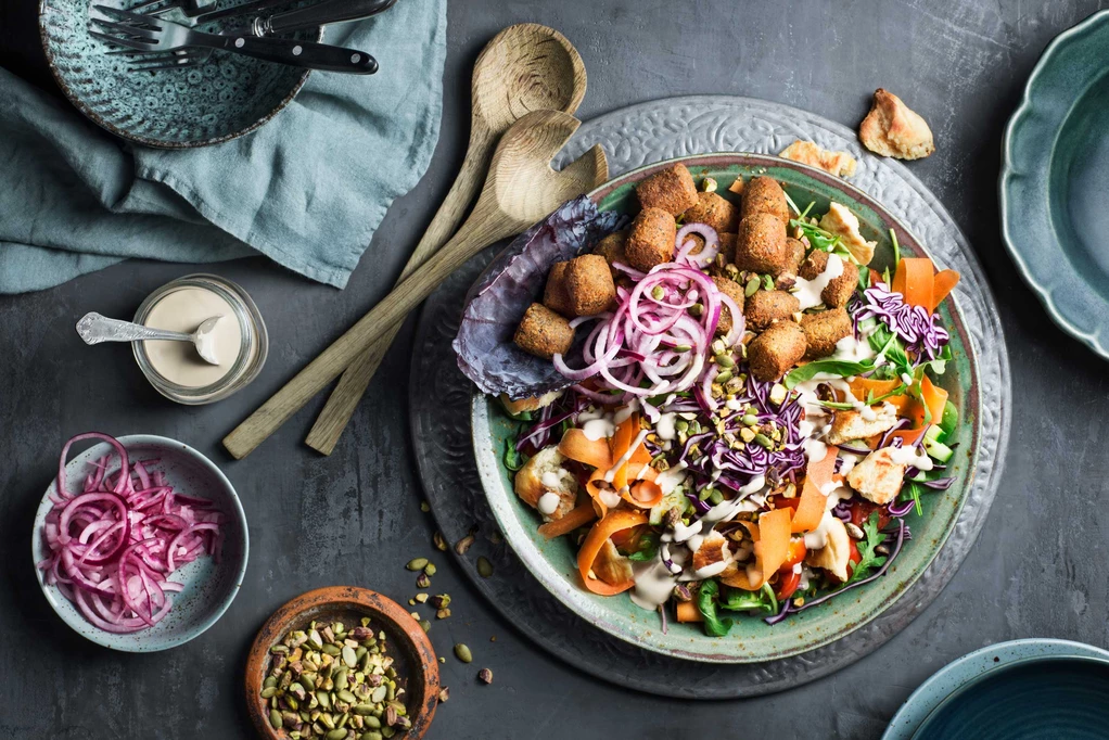 falafelsallad med rostat pitabröd och tahiniasås, recept