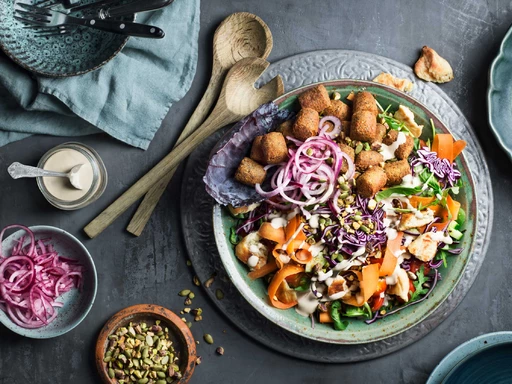 falafelsallad med rostat pitabröd och tahiniasås