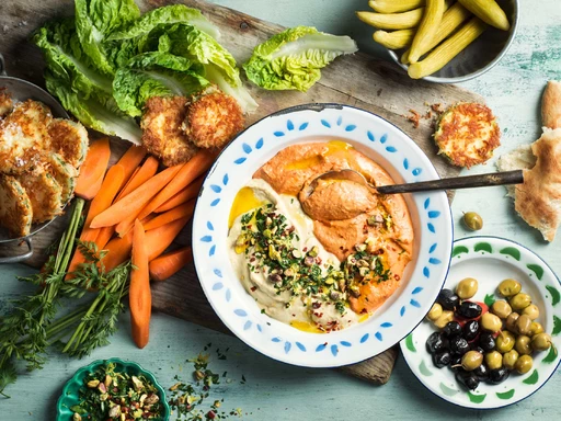 Hummustallrik med två sorters hummus och halloumistekt zucchini